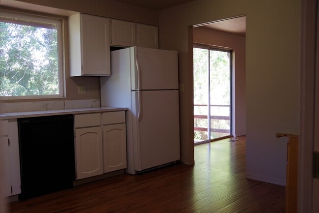 Building Photo - NOW AVAILABLE! MUST SEE - BEAUTIFUL 4BR/3B...