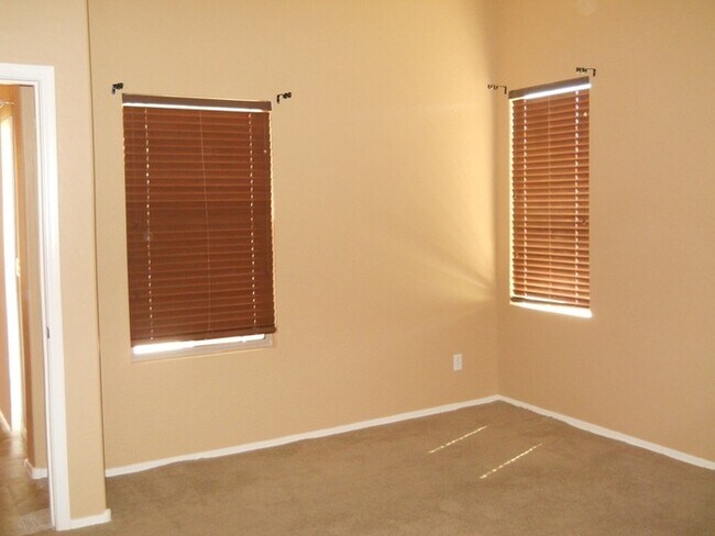Building Photo - Beautiful Home in Shamrock Estates!