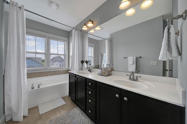 Building Photo - 324 Mariemont Way