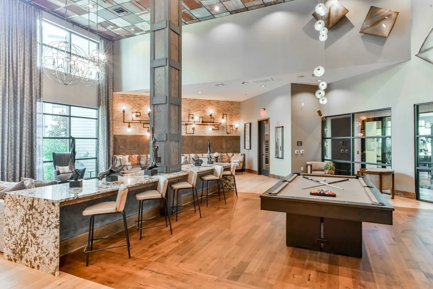 Building Photo - 502 E College St