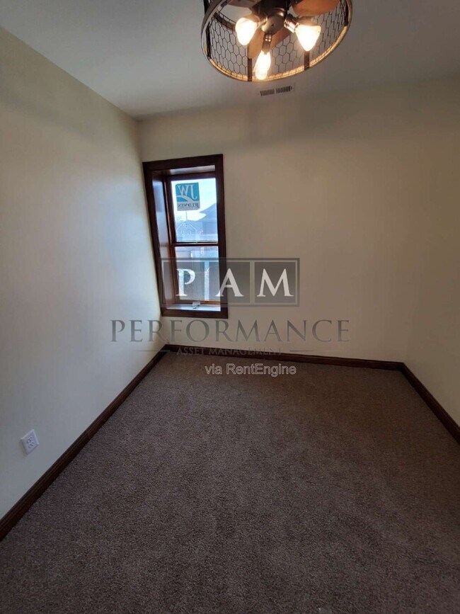 Building Photo - 5525 W North Ave