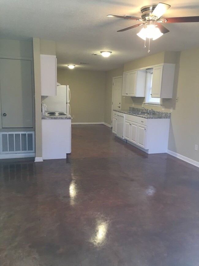 Building Photo - 2/1 with washer dryer