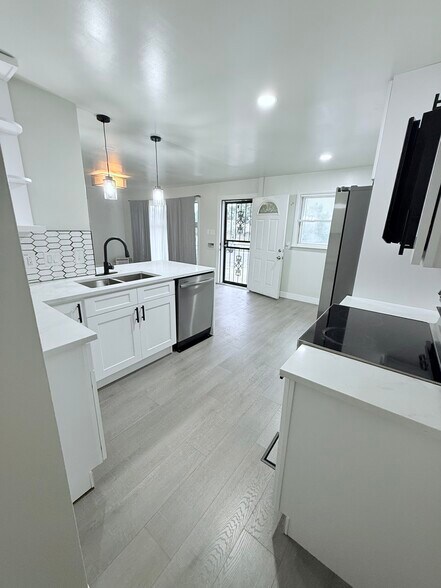 Kitchen main floor - 1281 Worley Dr