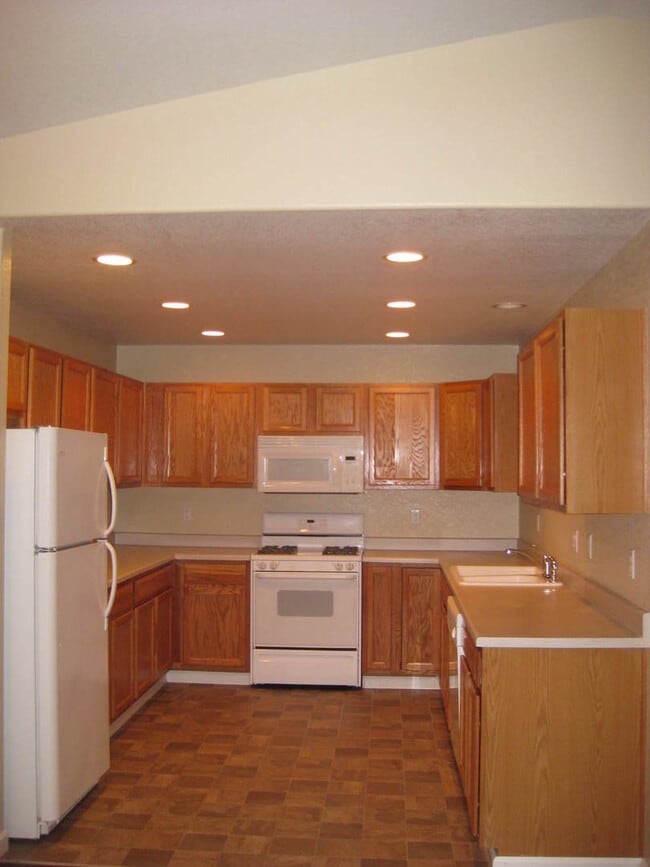 Building Photo - 3 Bedroom 2 Bath Duplex at the end of a Cul-De-Sac