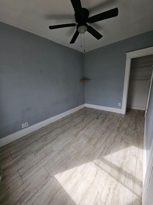 Building Photo - Upper 2 bedroom unit lower east side