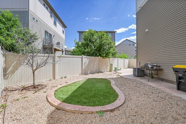 Building Photo - $2,550.00, 3 bed, 2.5 bath located in Colo...