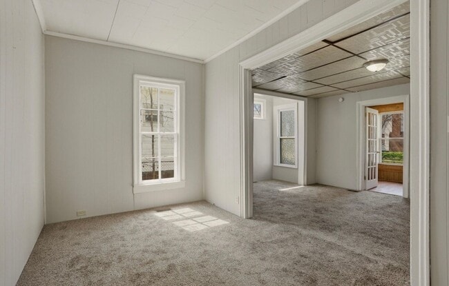 Building Photo - Sunny 2BR Home on South Bond with Sunroom + Extra Storage!