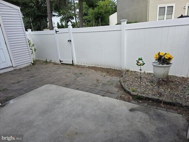 Building Photo - 251 Fir Tree Ct