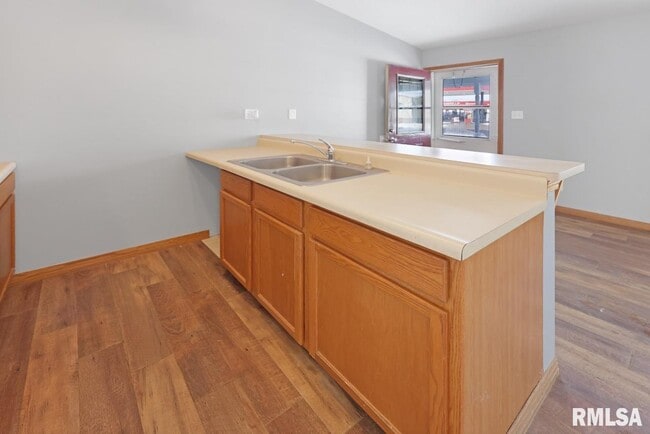 Building Photo - 103 E 2nd St