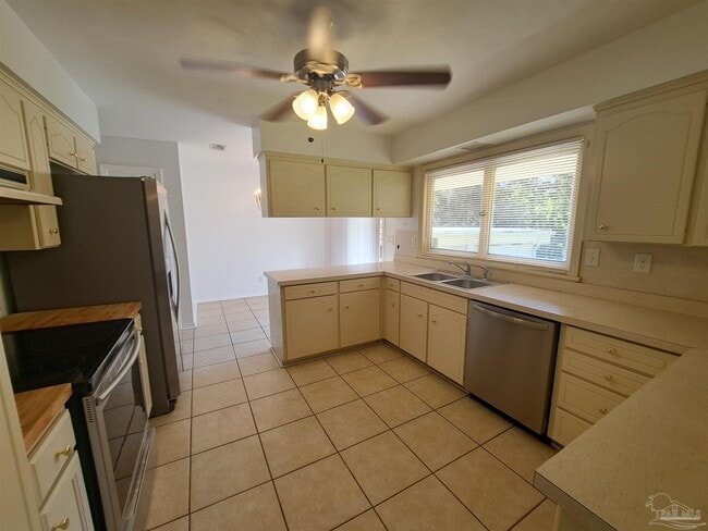 Building Photo - 8598 Meadowbrook Dr