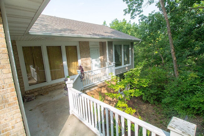 Building Photo - 1420 Bradford Dr