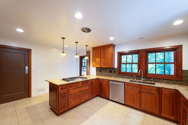 Building Photo - Luxurious Portland Heights home tucked away on a private street on nearly half an acre.