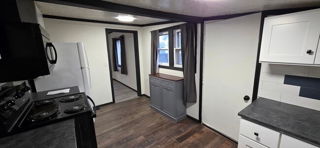 Building Photo - 221 Elm St