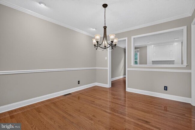 Building Photo - 305 Williamsburg Ct