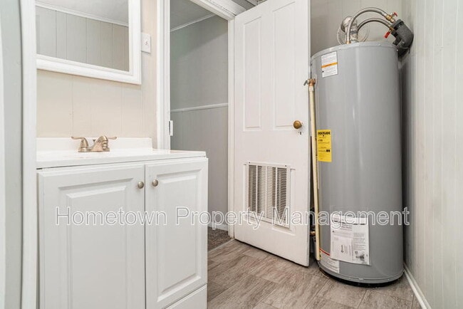 Building Photo - 801 Mohn St