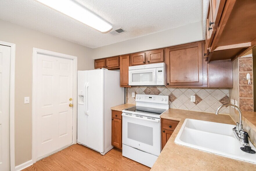 Building Photo - 542 Lewis Morris St