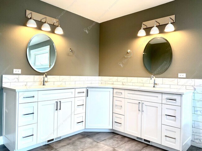 Building Photo - Elegant Awbrey Butte Home | Unfurnished | ...