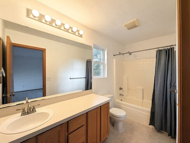 Building Photo - 3bd/2.5ba Everett Home