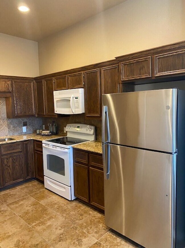 Building Photo - 3 bedroom 2 bath Duplex Text 302-231-7228 for more info