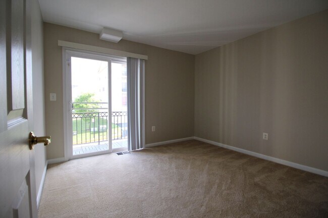 Building Photo - Updated 3/2.5 Townhome w/1 car garage