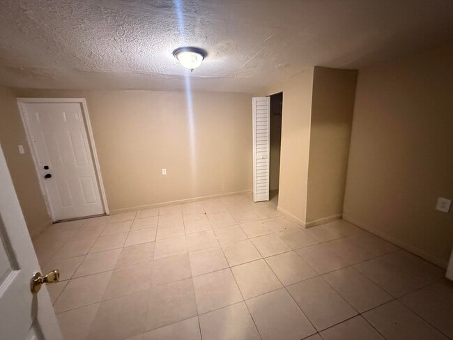 Building Photo - 1604 Zephyr Ave