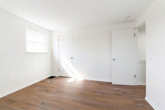 Building Photo - 4040-4042 Halsey Pl