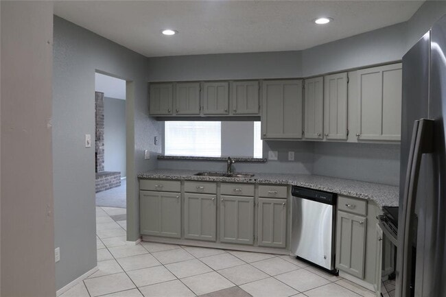 Building Photo - 17026 Stone Stile Dr
