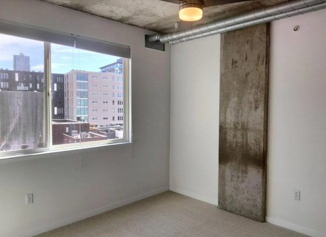 Building Photo - Amazing one bedroom one bathroom Denver Condo
