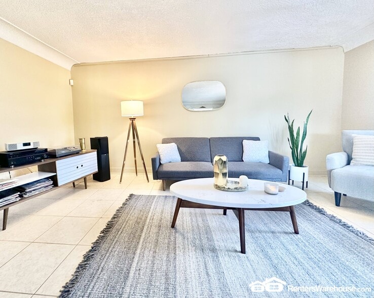 Building Photo - 3006 Fleur Dr