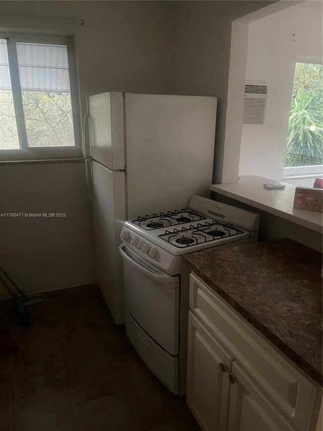 Building Photo - 1000 Biarritz Dr