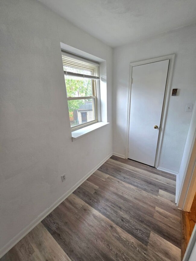 Building Photo - Spacious Five Bedroom