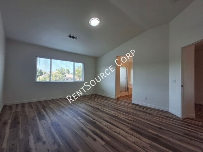 Building Photo - 1114 Cambridge Ct