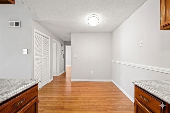 Building Photo - 5 Thoreau Ct