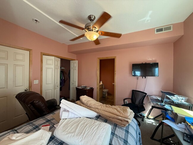 Building Photo - 2 bed 2 bath Triplex unit located by the M...