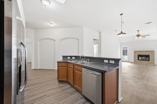 Building Photo - 518 Niagara Falls Dr