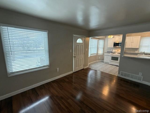 Building Photo - 1421 E 14 Mile Rd