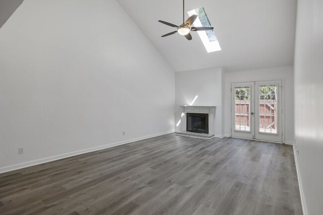 Building Photo - Available Now! Franklin End Unit Townhouse...