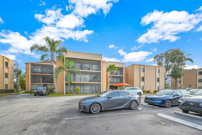 Building Photo - 3900 N Hills Dr