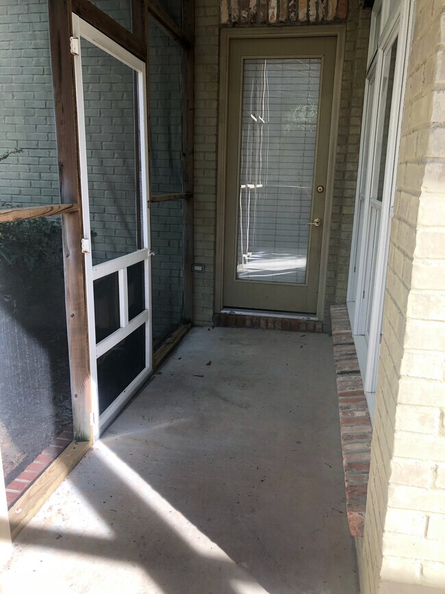 Building Photo - 13 Golf Club Rd