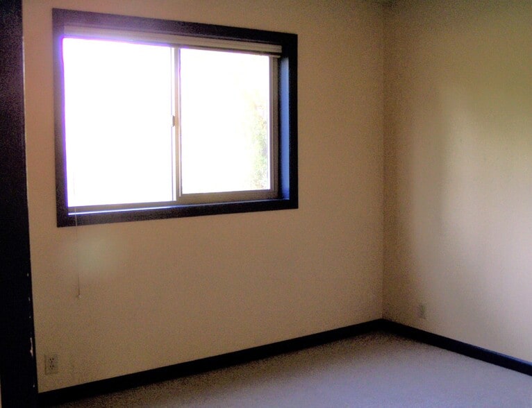 main floor bedroom - 1548 Panorama Dr
