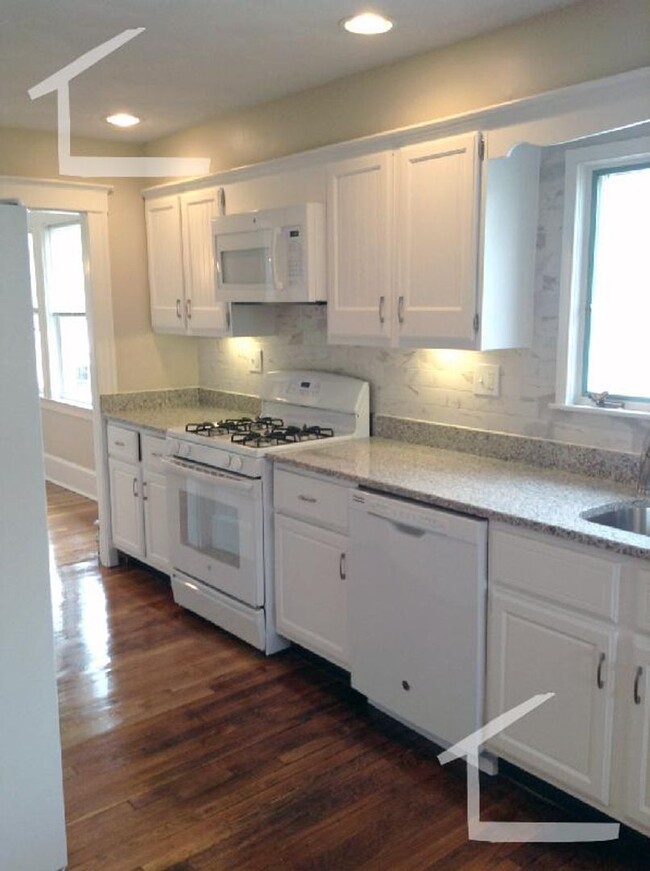 Building Photo - Spacious 3 bedroom with parking & water in...