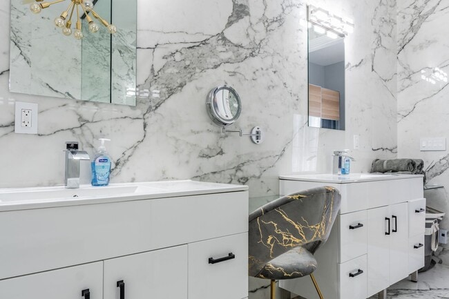 Building Photo - Modern Mountain Retreat with Rooftop Hot Tub – Flexible Lease Options