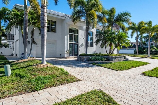 Building Photo - 5949 Seabird Dr S