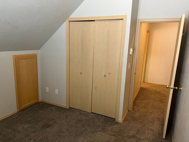 Building Photo - 2 bedroom apartment in a great neighborhood!