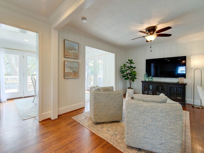 Building Photo - 3221 Sunset Dr