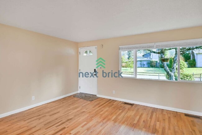 Building Photo - Charming 4-Bed Oasis in Renton with 2 Full Baths