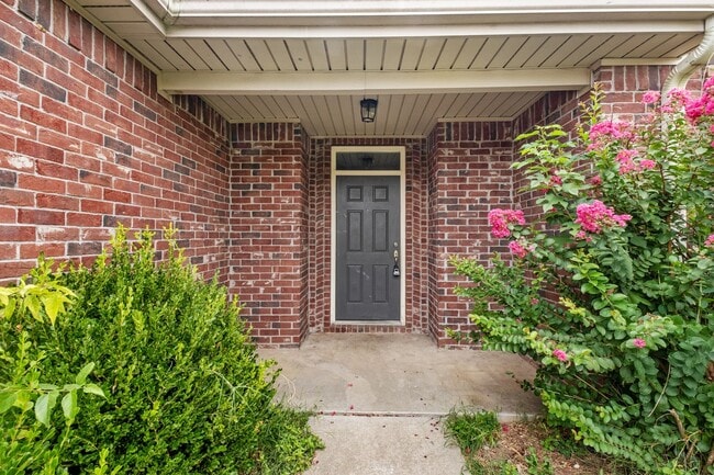 Building Photo - 702 Grant Ave