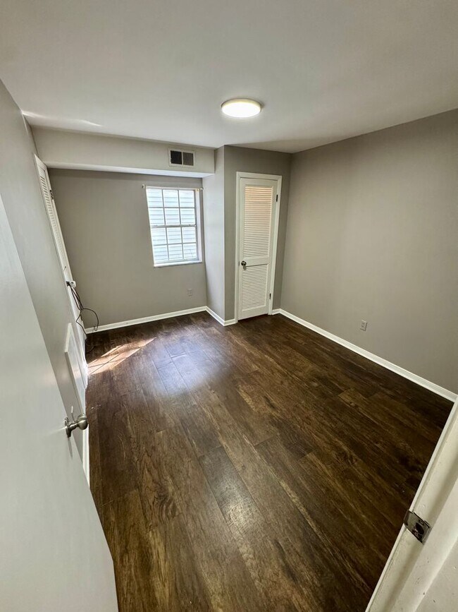 Building Photo - 542 5th Ave