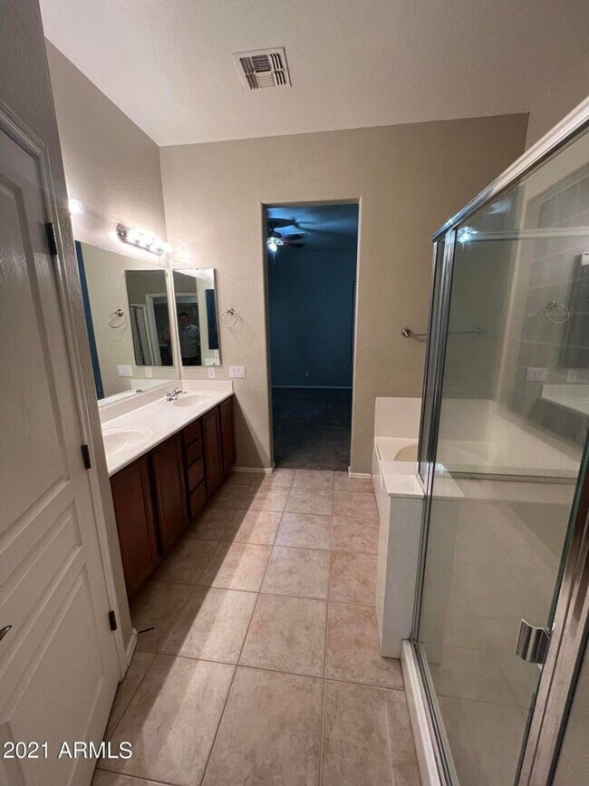 Building Photo - Beautiful 4 bedroom/ 2bath all on one story.