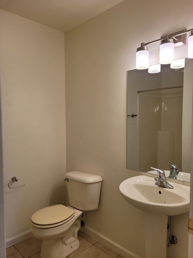 Building Photo - 670 Bassett Dr